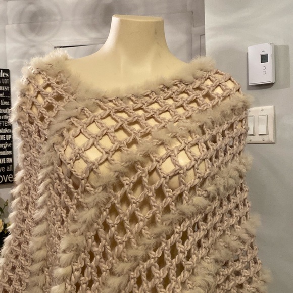 Eva Eva knit 🧶 and fur asymmetrical Poncho - Picture 6 of 10